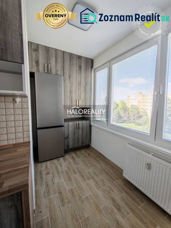 Konyha egy kétszobás lakásban világos fa dekorációjú padlóval és nagy ablakokkal.