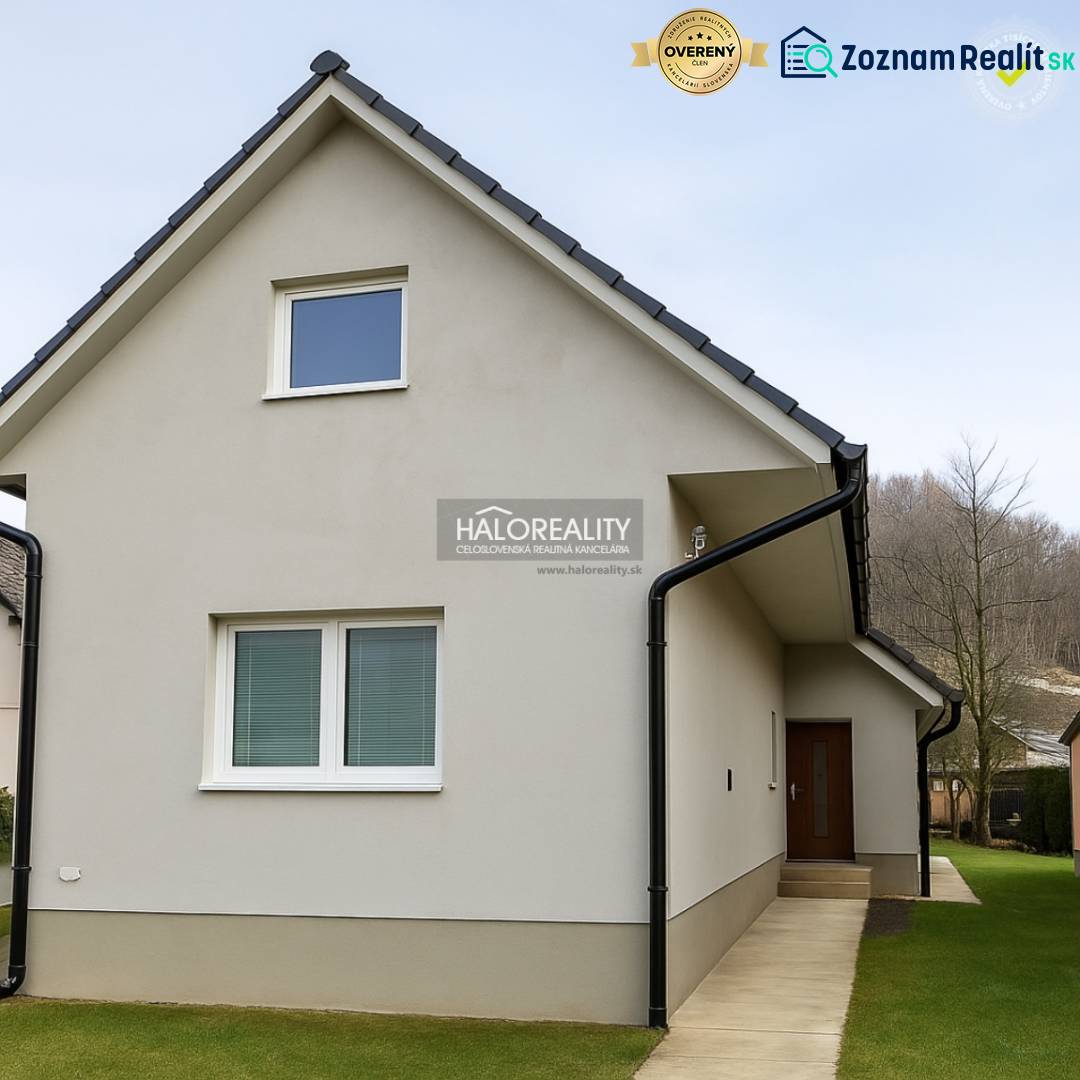 Családi ház Kľačno-ban tetőtérrel és füves környezettel.