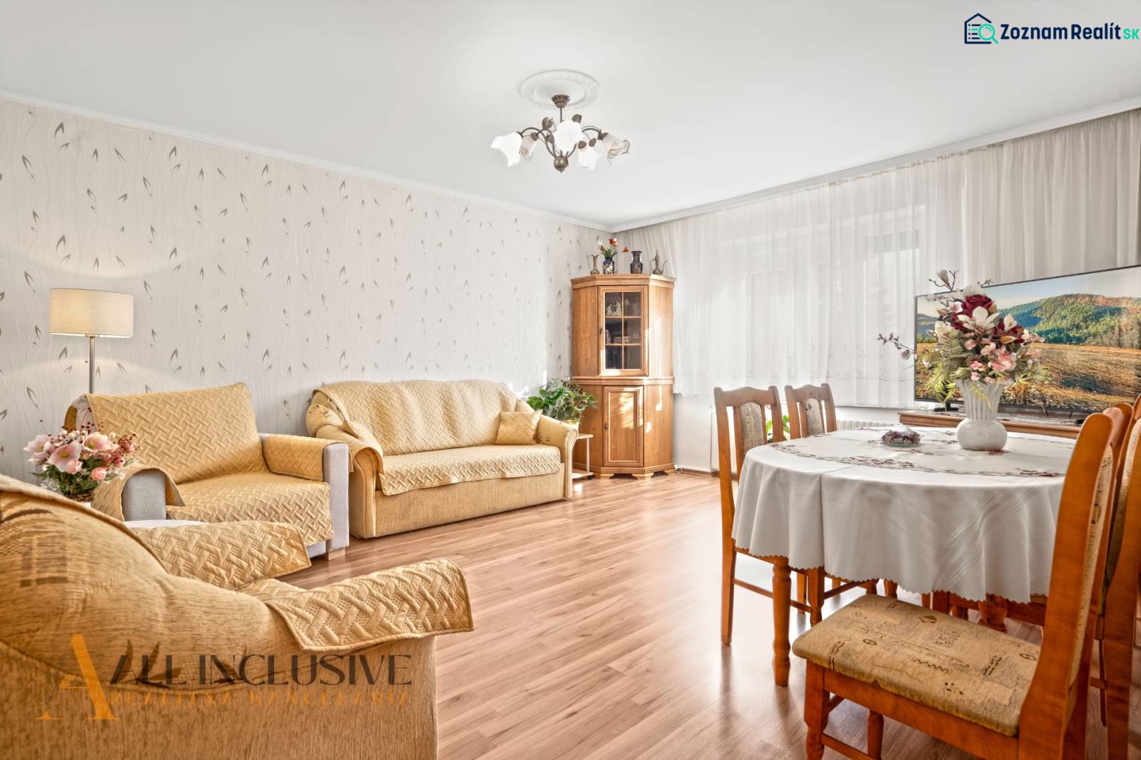 Nappali egy családi házban fa dekoros padlóval és kényelmes bútorokkal.