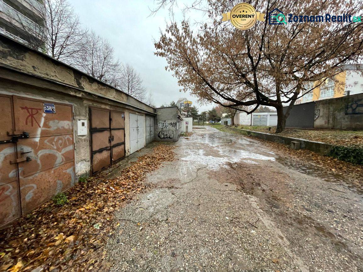 Garazsok a Priekopy utcában, Pozsony-Ružinovban graffitikkel és őszi hangulattal.