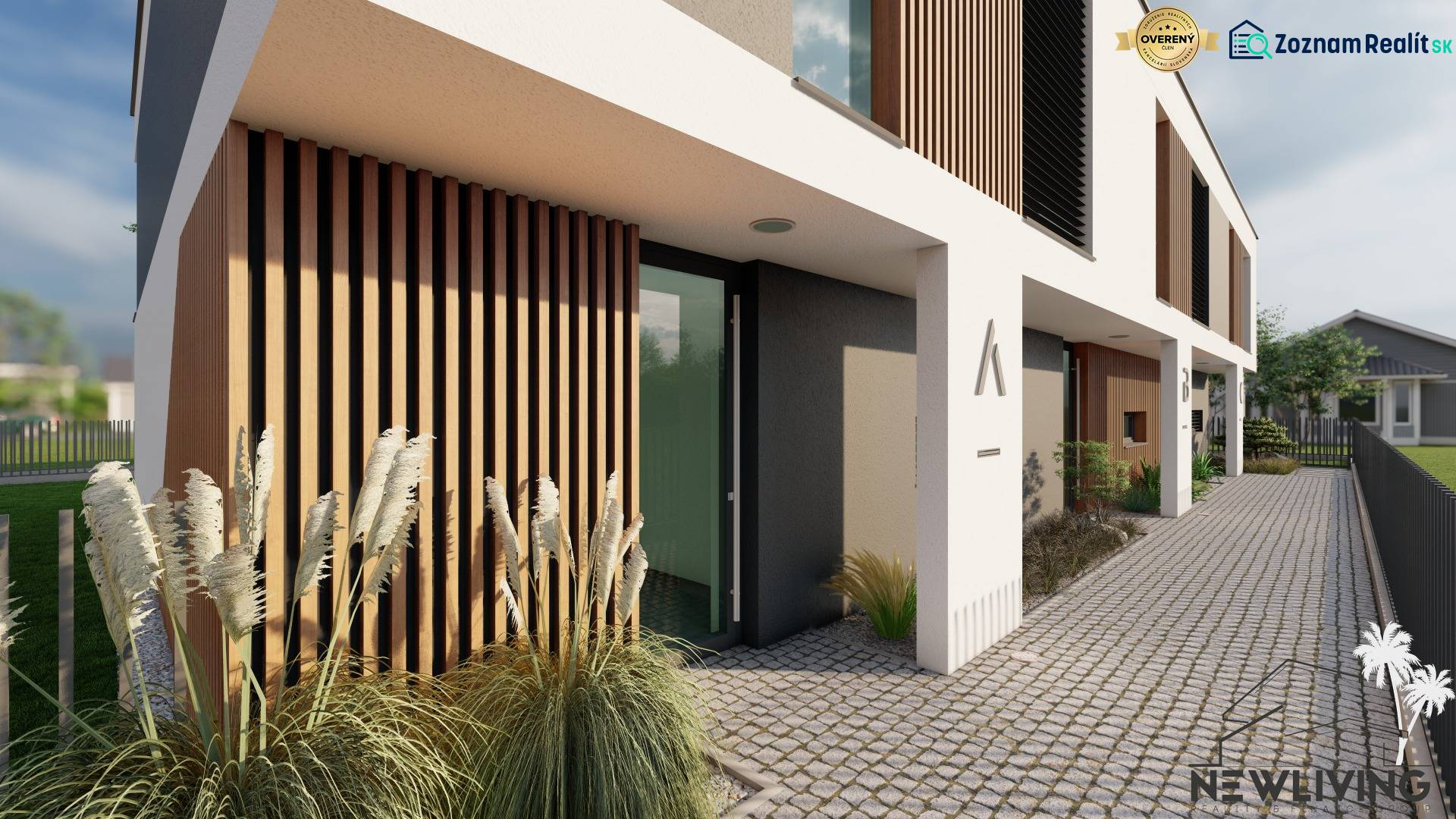 Családi ház a Drieňová utcában, Nyitrán, fa dekorációval és burkolólappal ellátott bejárat.