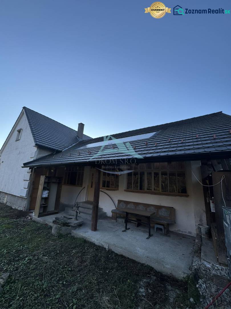 Családi ház Demandicán udvari ülőhellyel és enyhe lejtővel.