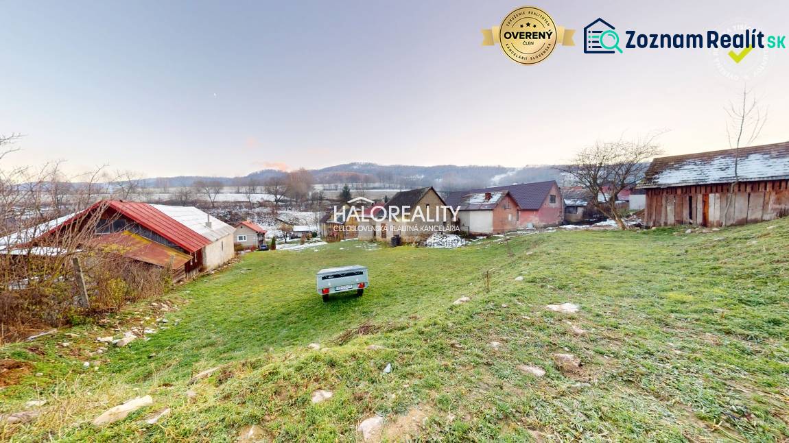 Egy családi ház hátsó udvara Klenócon, kilátással a rétekre és dombokra.