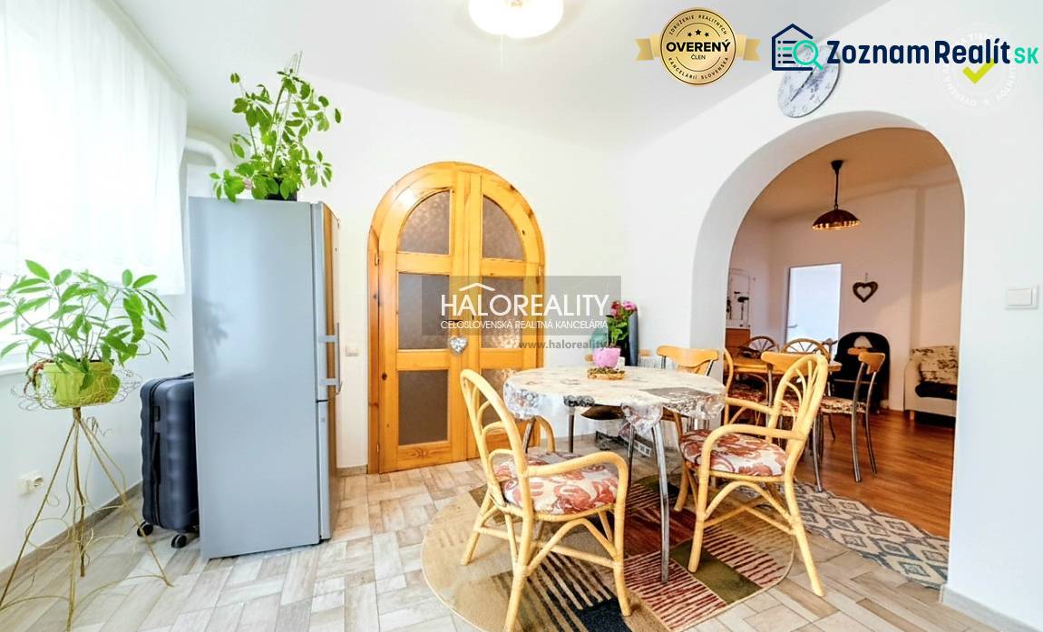 Étkező sarok családi házban íves ajtókkal és természetes dekorációval.