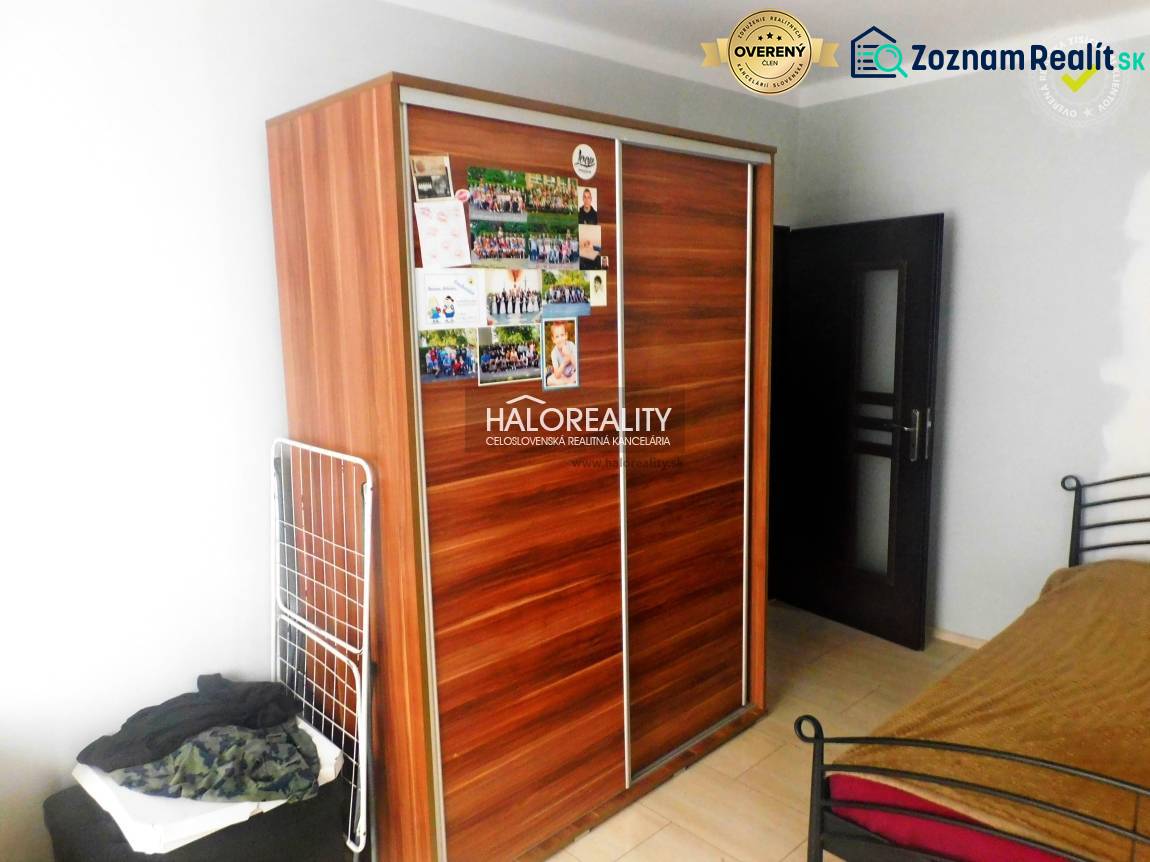 Konyha fa dekorációval és kőburkolattal egy kétszobás lakásban.