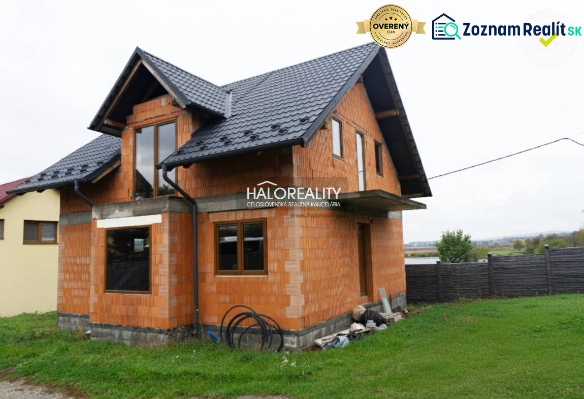 Családi ház Tőketerebesi Sadokban téglából épült szerkezettel és ferde tetővel.