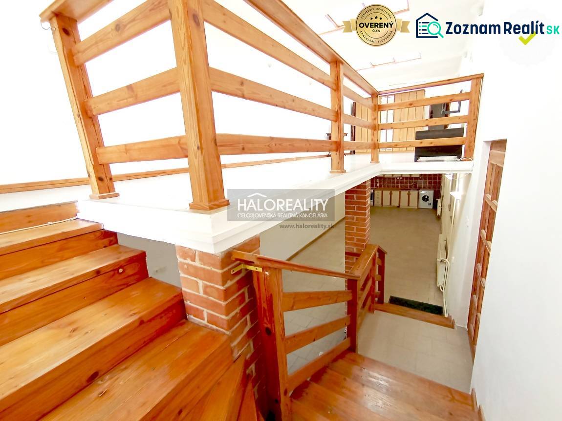 Fa lépcsők és korlátok családi házban tégladíszítéssel a falon.