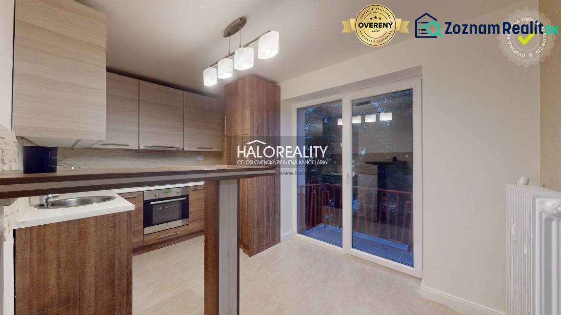 Konyha kétszobás lakásban, fa dekor padlóval és erkéllyel.