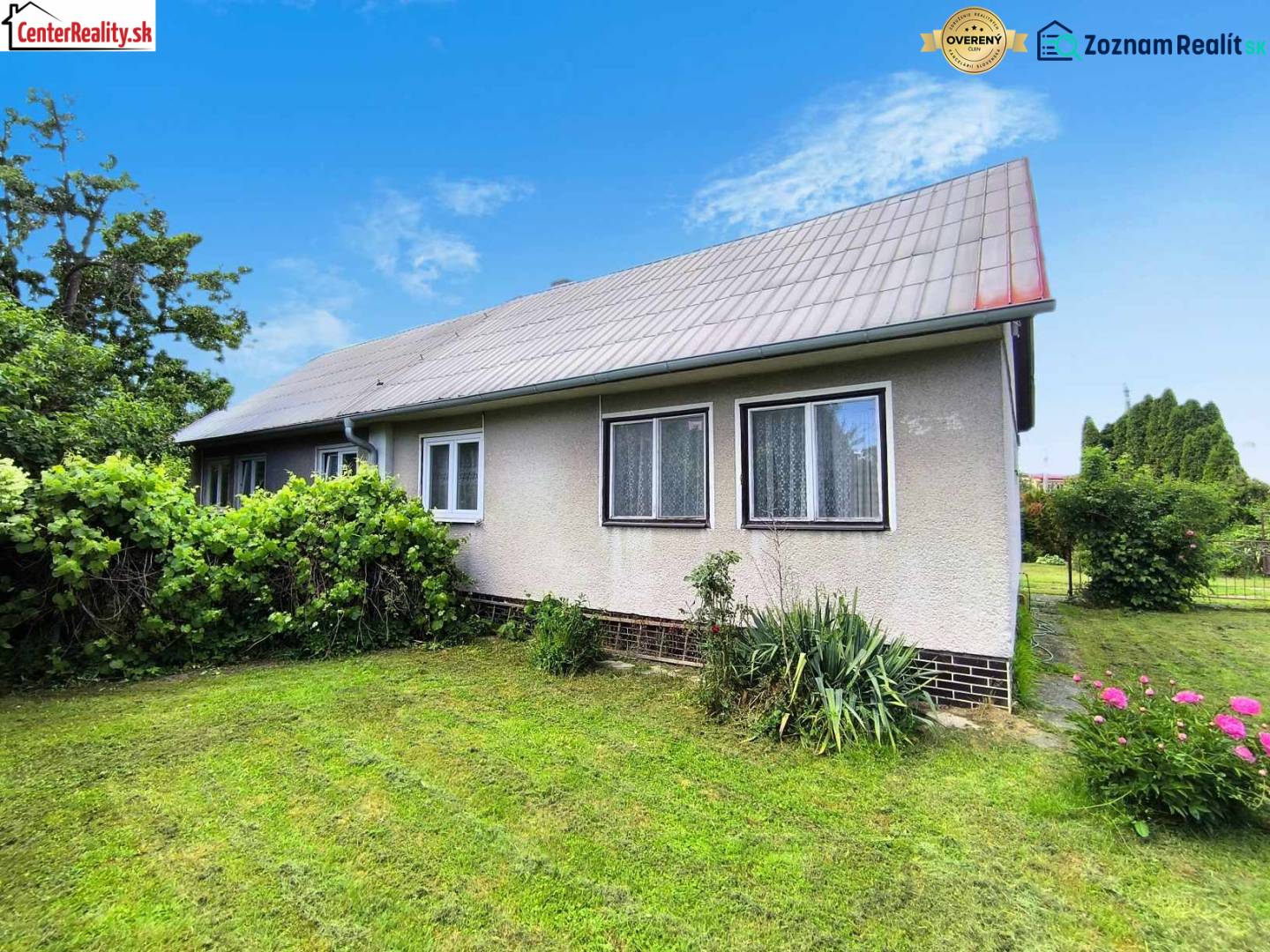 Családi ház Novákon kerttel, gyepesítéssel és díszcserjékkel.