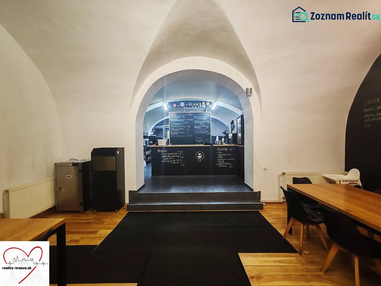 Éttermi belső terek boltívekkel, táblafalakkal és fa dekorációjú padlóval.