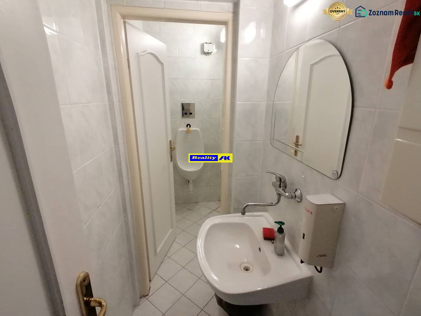 Kis fürdőszoba mosdóval és piszoárral az irodákban.