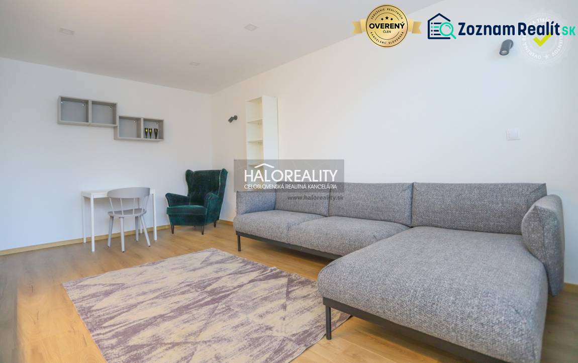 Nappali egy kétszobás lakásban sarokkanapéval és fa dekorációjú padlóval.