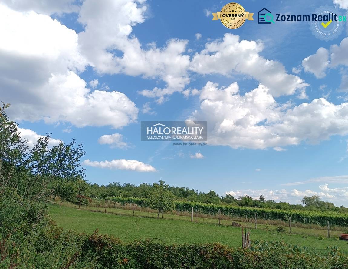 Telkek - lakóhelyek Csarhón, zöld rétek és kék ég felhőkkel.