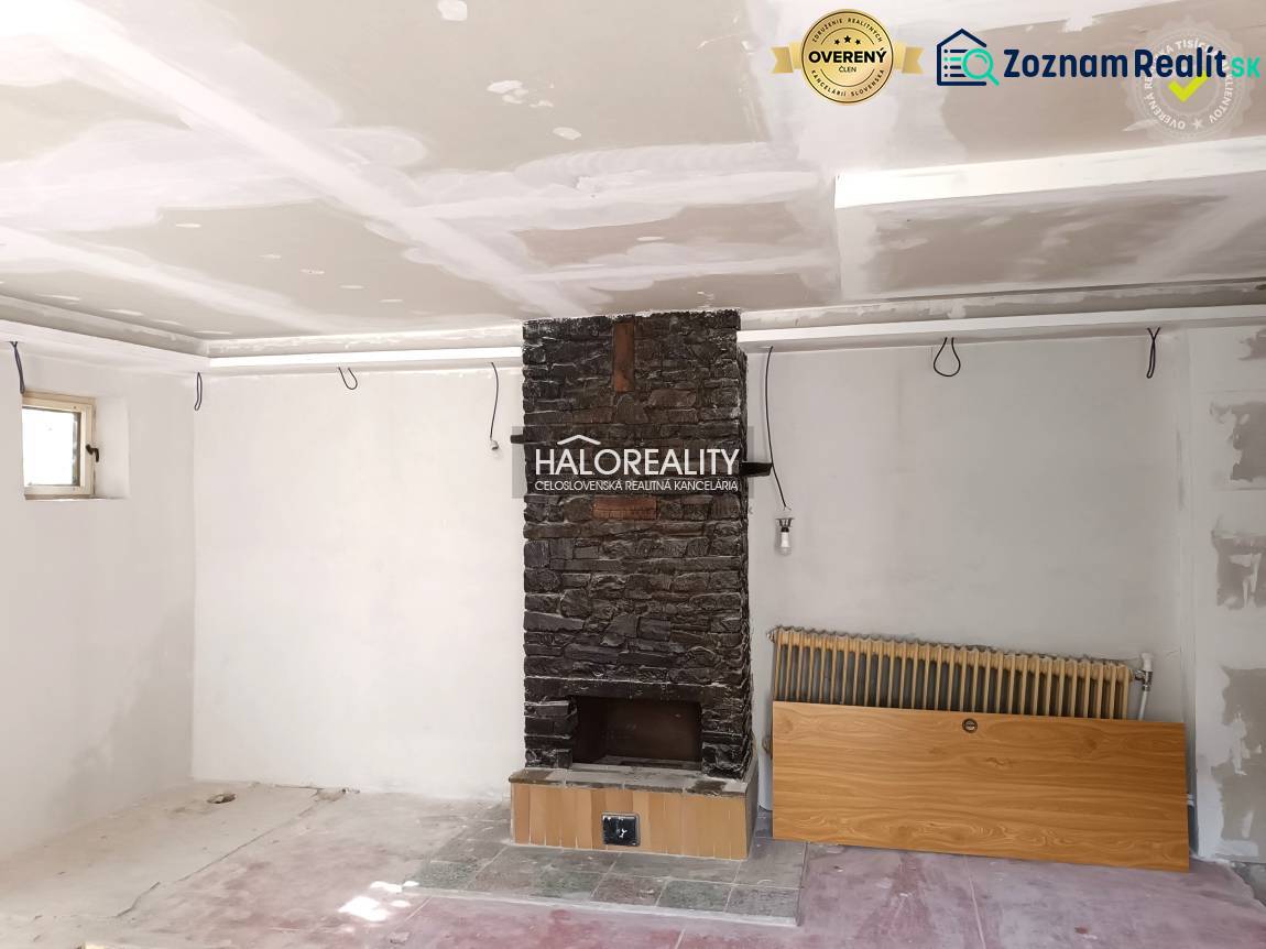 Kandalló kőmintával a családi ház belsejében.