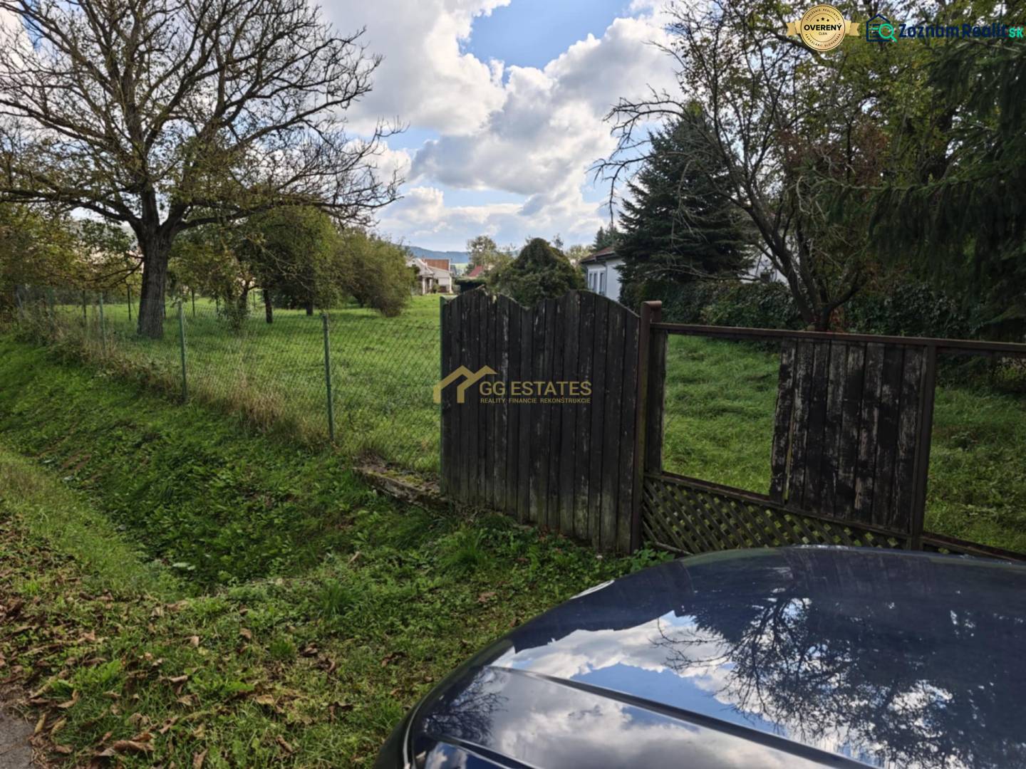 Telkek - lakóövezet a Malá Domaša utcában, Vranov nad Topľou-ban, bekerített zöld terület fákkal.