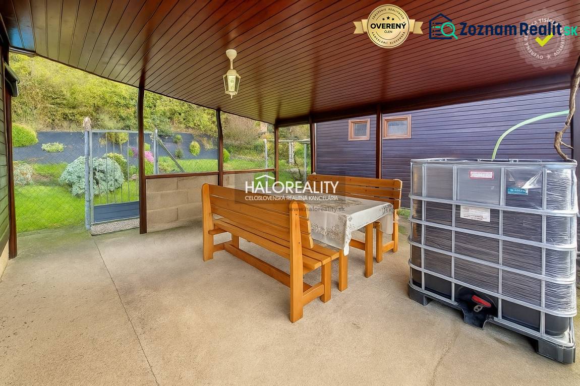 Fedett terasz asztallal, padokkal és kilátással a kertekre Bytčában.