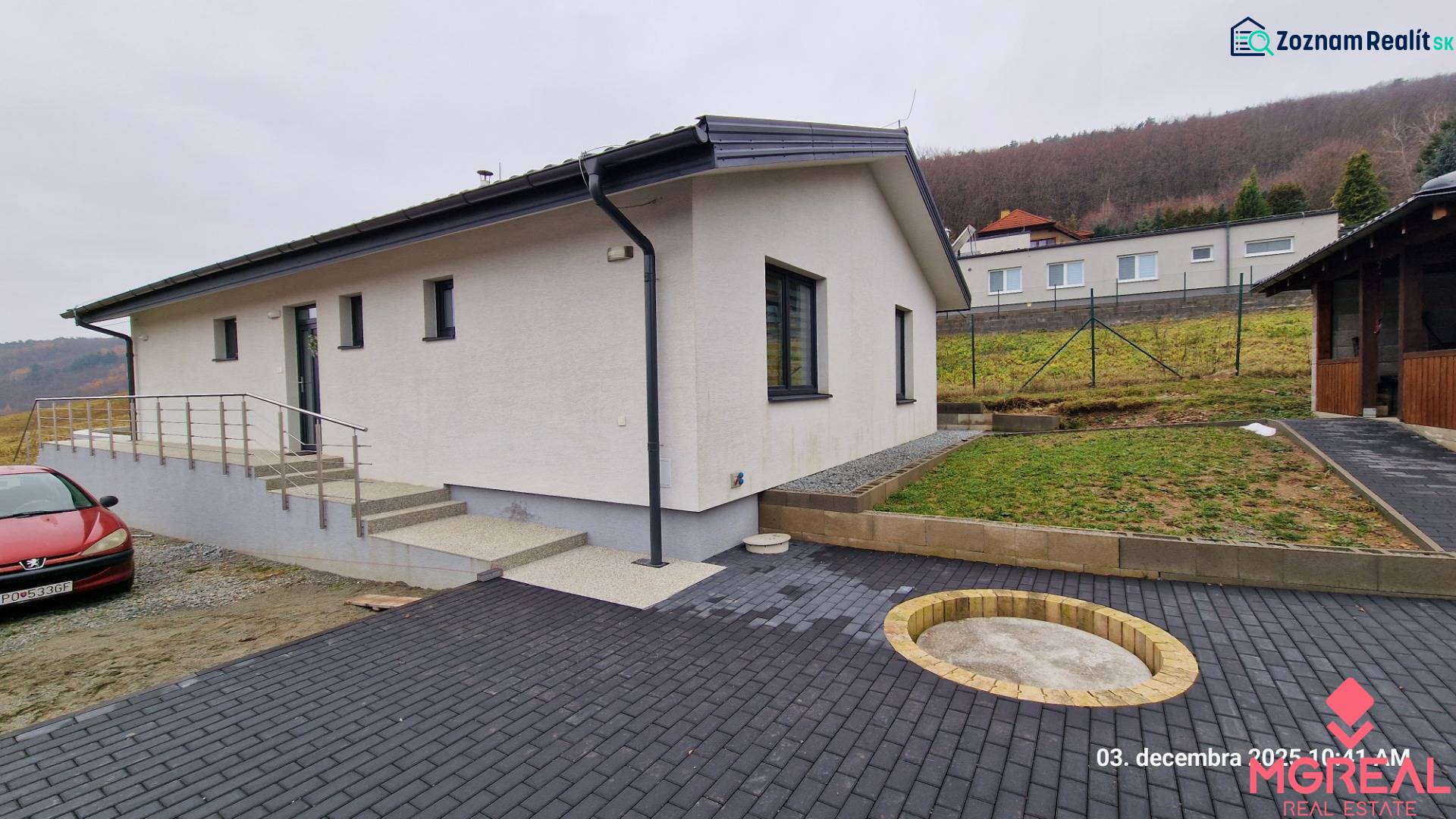 Családi ház a Kopaninova utcában, Sokolíban, burkolt udvarral és lépcsővel.