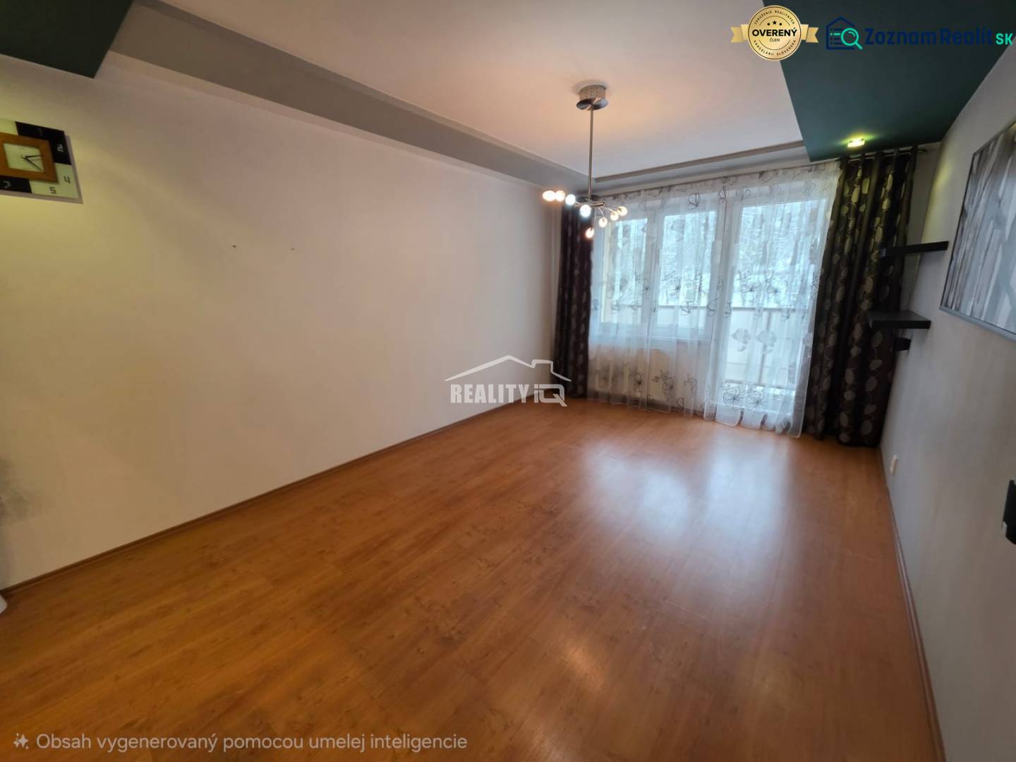 Nappali egy 4 szobás lakásban, fa mintázatú padlóval és nagy ablakkal.