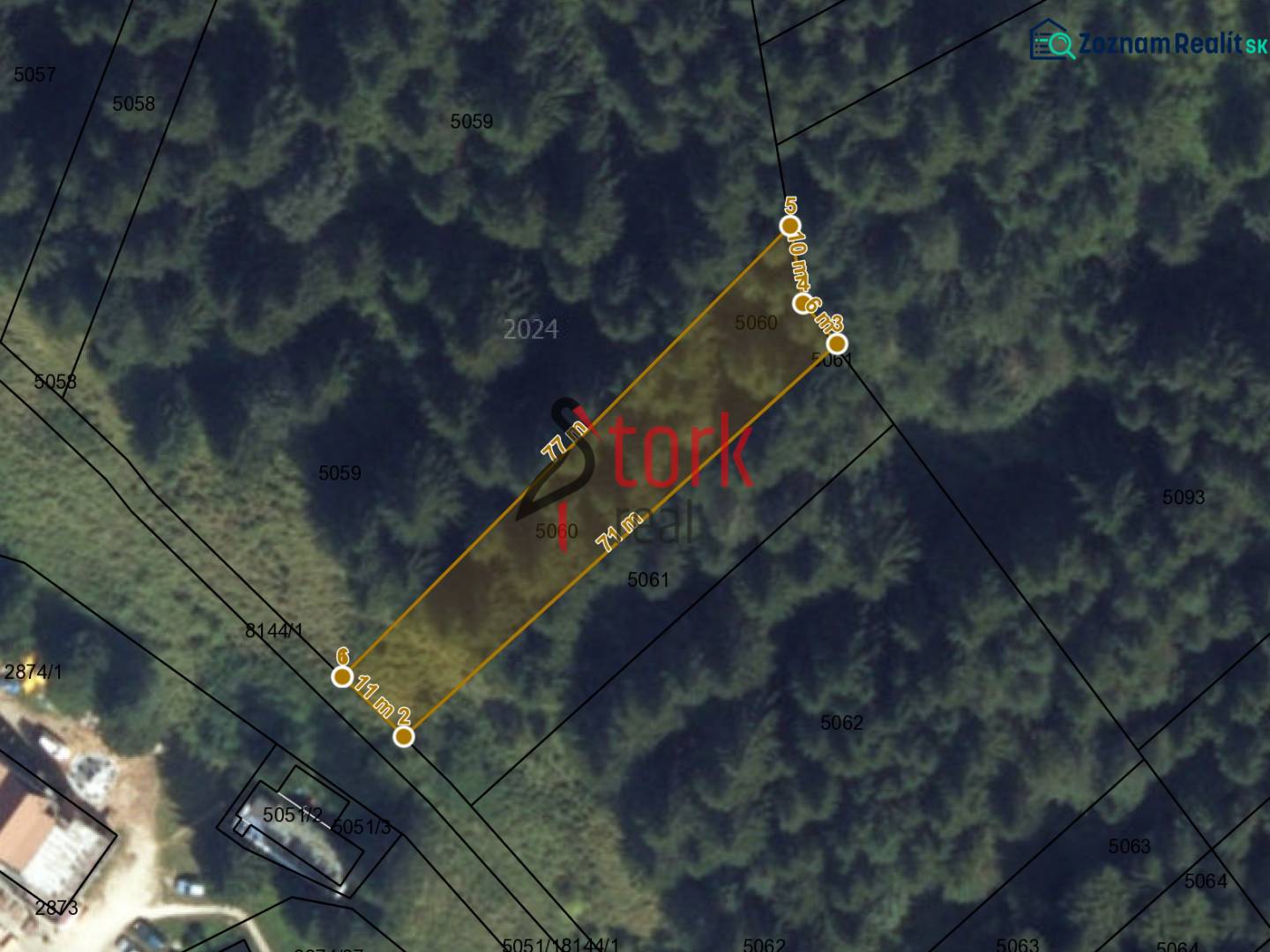 A légi térkép a Rajecká Lesná mezőgazdasági és erdészeti területeit ábrázolja, a parcellákkal megjelölve.