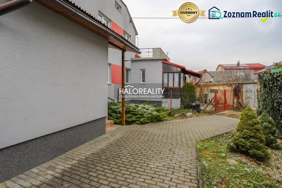 Burkolt járda és zöldterület egy családi ház mellett Brvnište-ben.