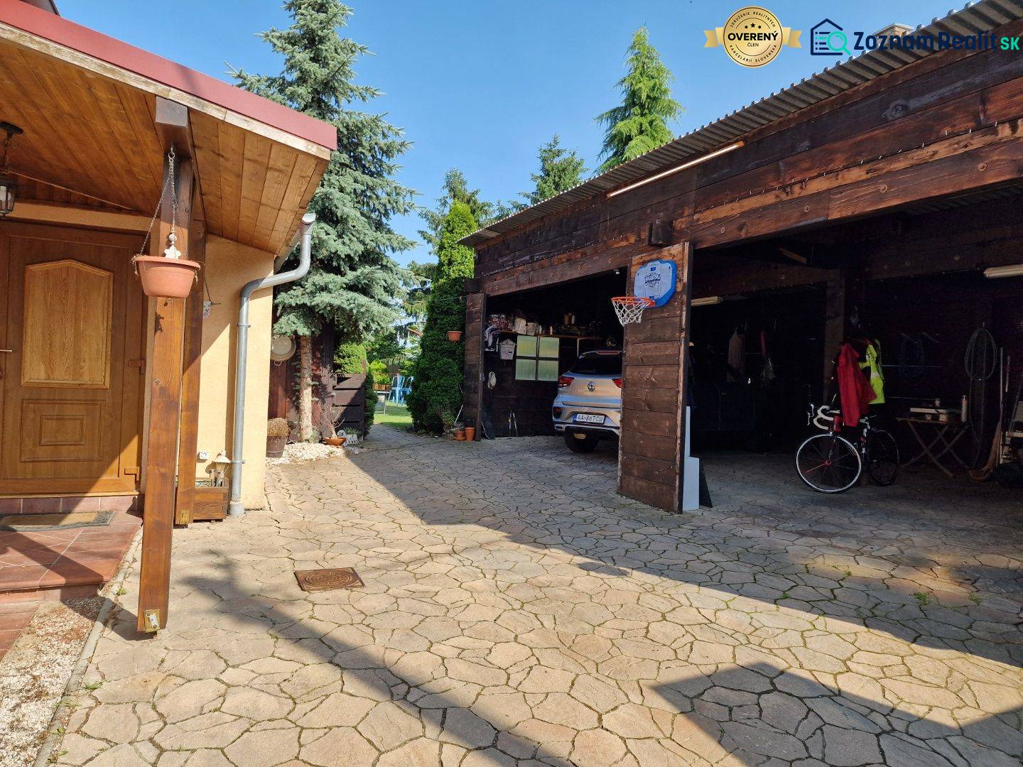 Családi ház Vámosladányban fedett beállóval, garázzsal és rendezett udvarral.