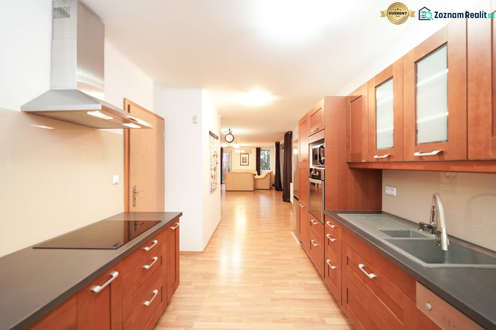 Konyha családi házban fa dekoros konyhapulttal és padlóval.