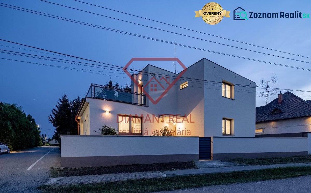 Trnócszentmártoni ház a Trnócszentmártoni utcában alkonyatkor megvilágítva.