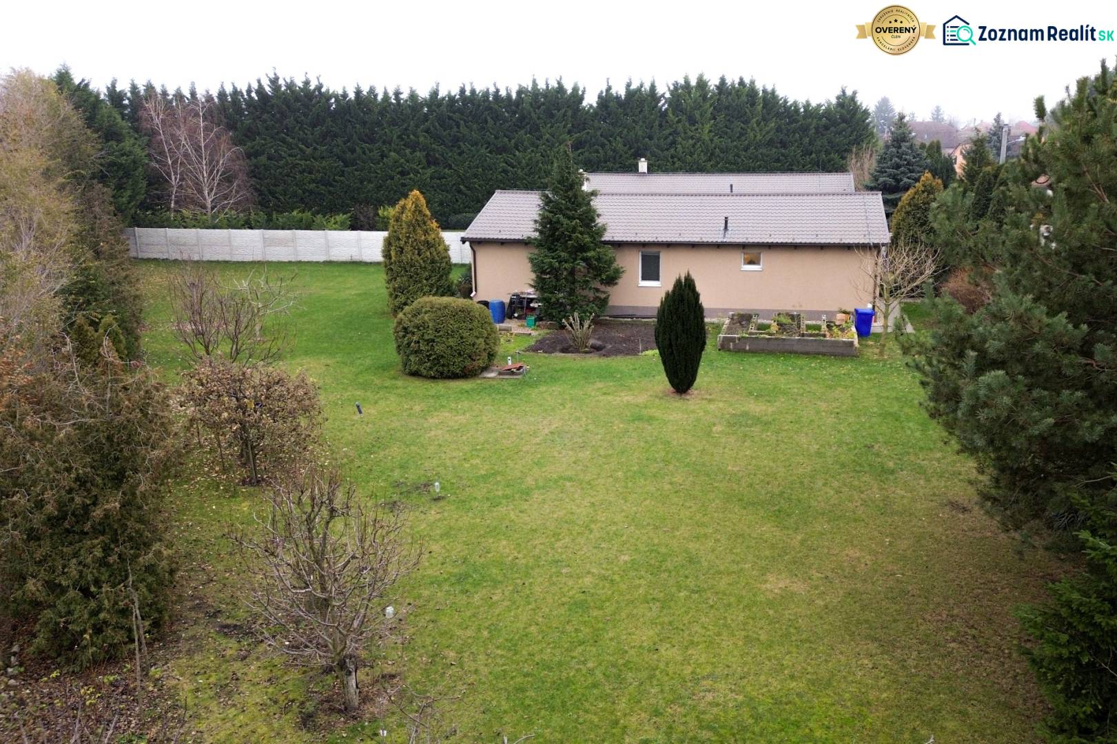 Családi ház a Fő utcán Kvetoslavovban, nagy kerttel és fenyőfákkal körülvéve.