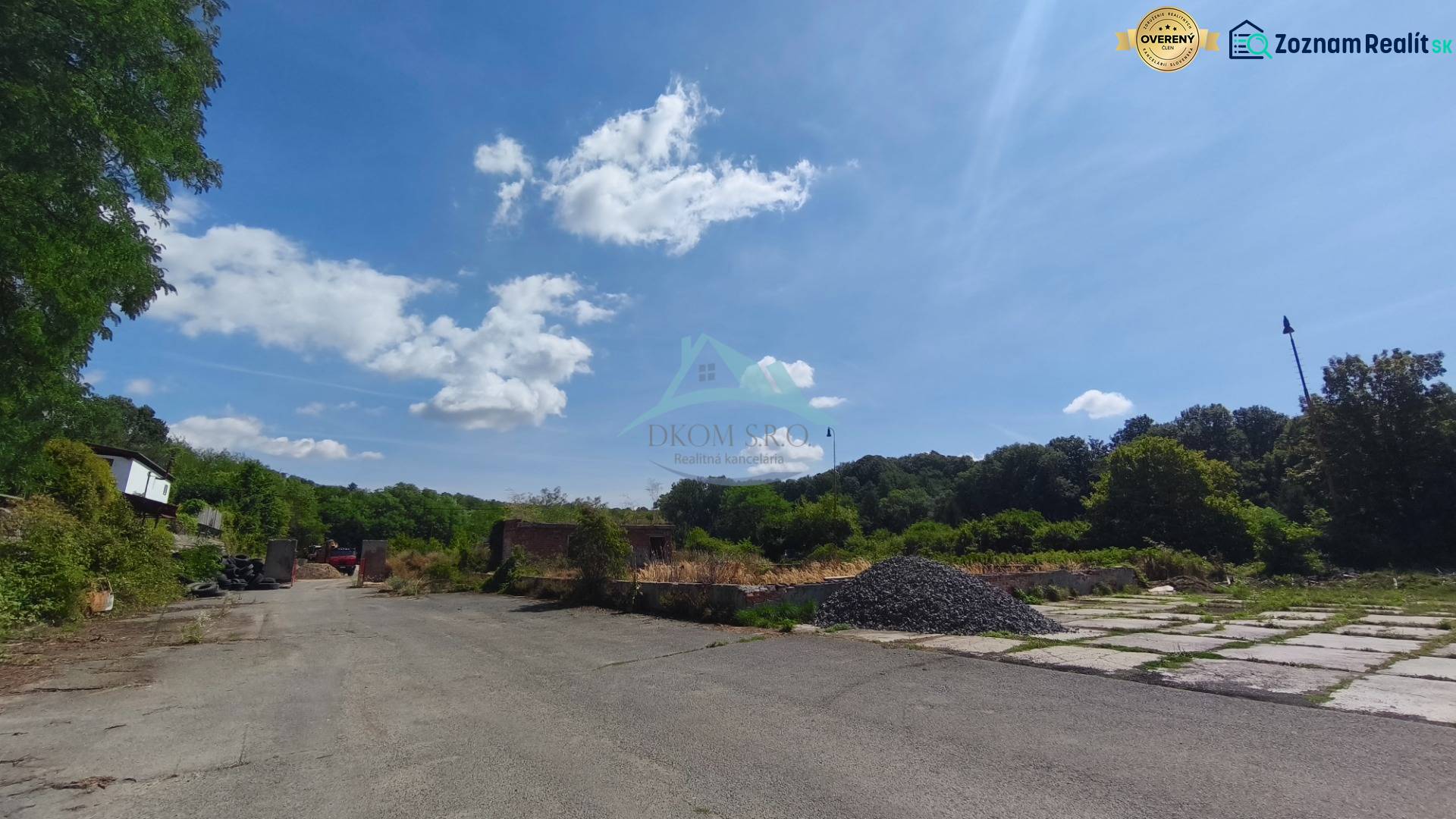 Kereskedelmi telkek a Nagykürtösi Losonci úton, természeti háttérrel és aszfaltozott felülettel.