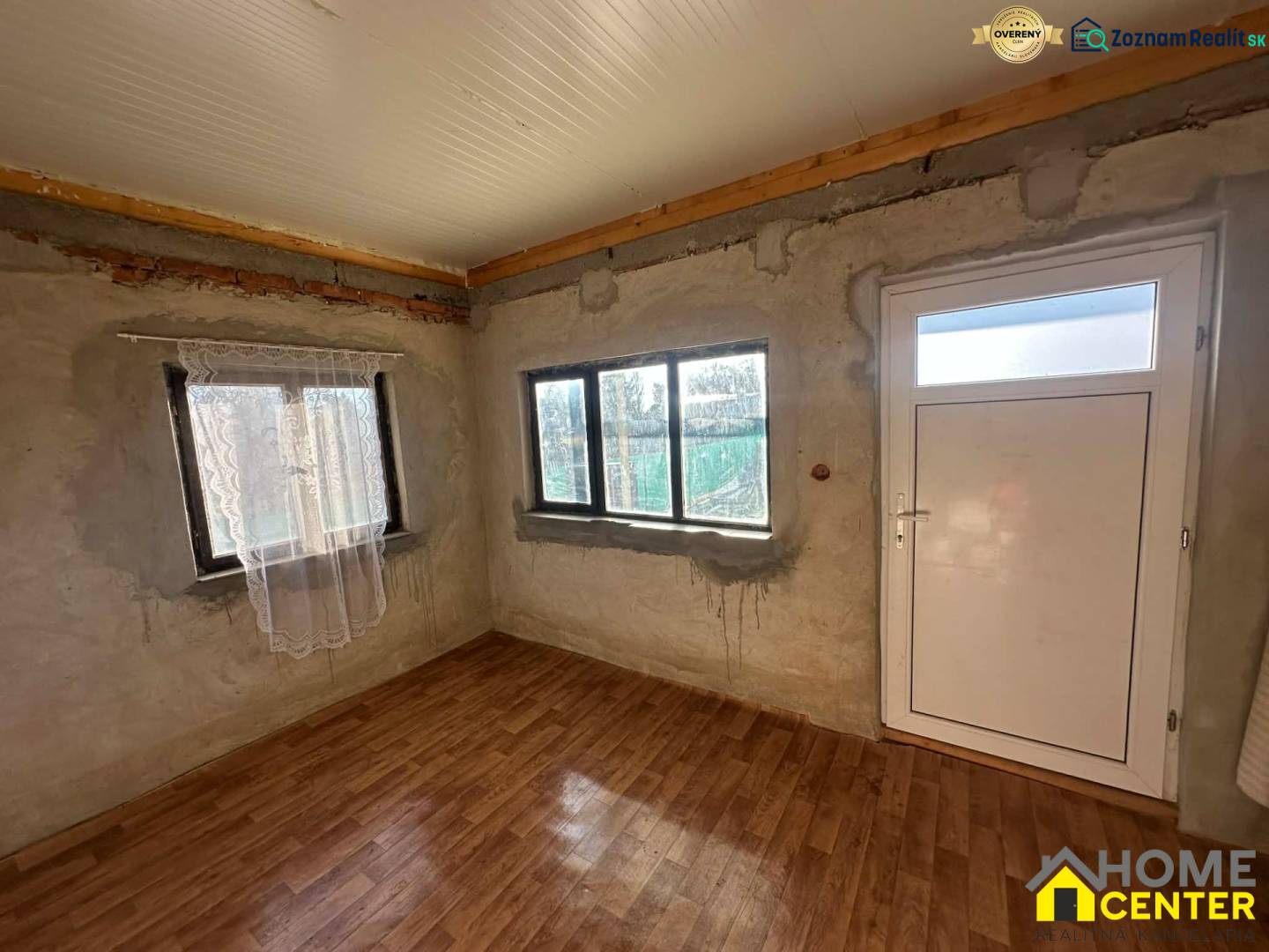 Belső tér fa dekoratív padlóval és fehér ajtókkal a Kertek részén.