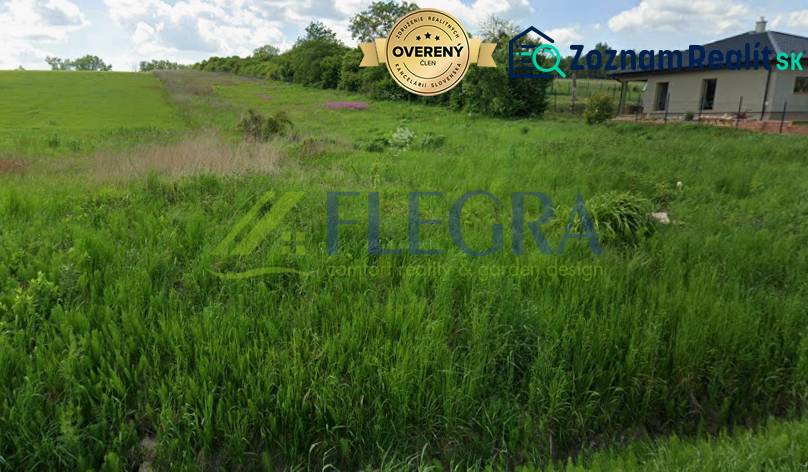 Építési telek a Lomnická utcában, Vranov nad Topľou városában, növényzettel borítva.