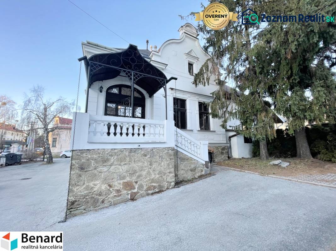 Az épület a Vajanského utcában, Eperjesen, kőteraszos és fákkal.