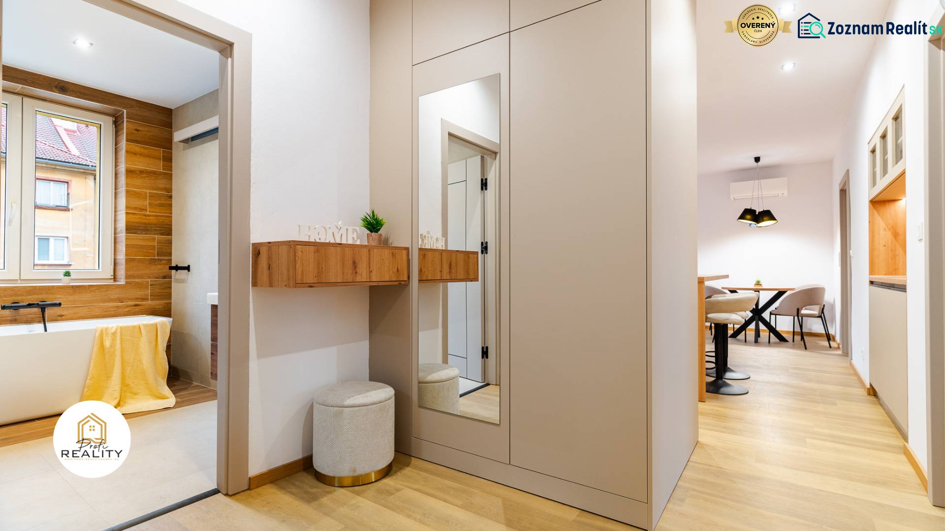 3 szobás lakás belső tere fürdőszobával és konyhasarokkal, fa dekorációjú padlóval.