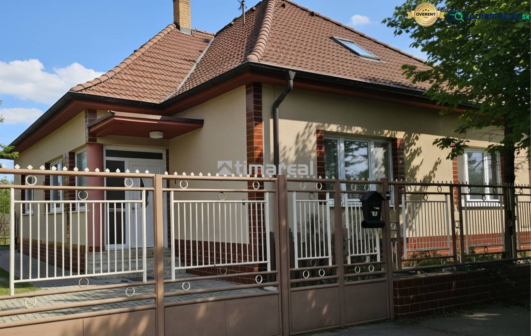 Családi ház Križovany nad Dudváhom településen téglafallal és ferde tetővel.