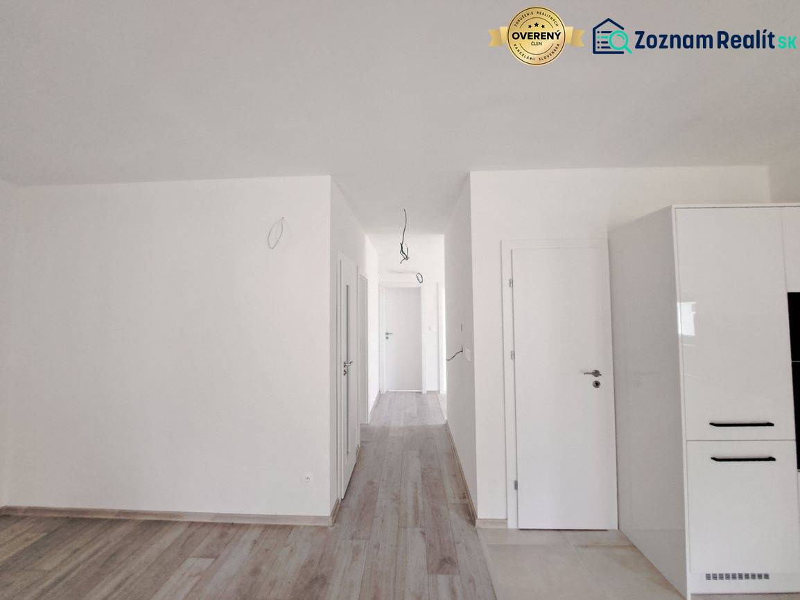 Világos családi ház belső tér fa dekorációjú padlóval és fehér falakkal.