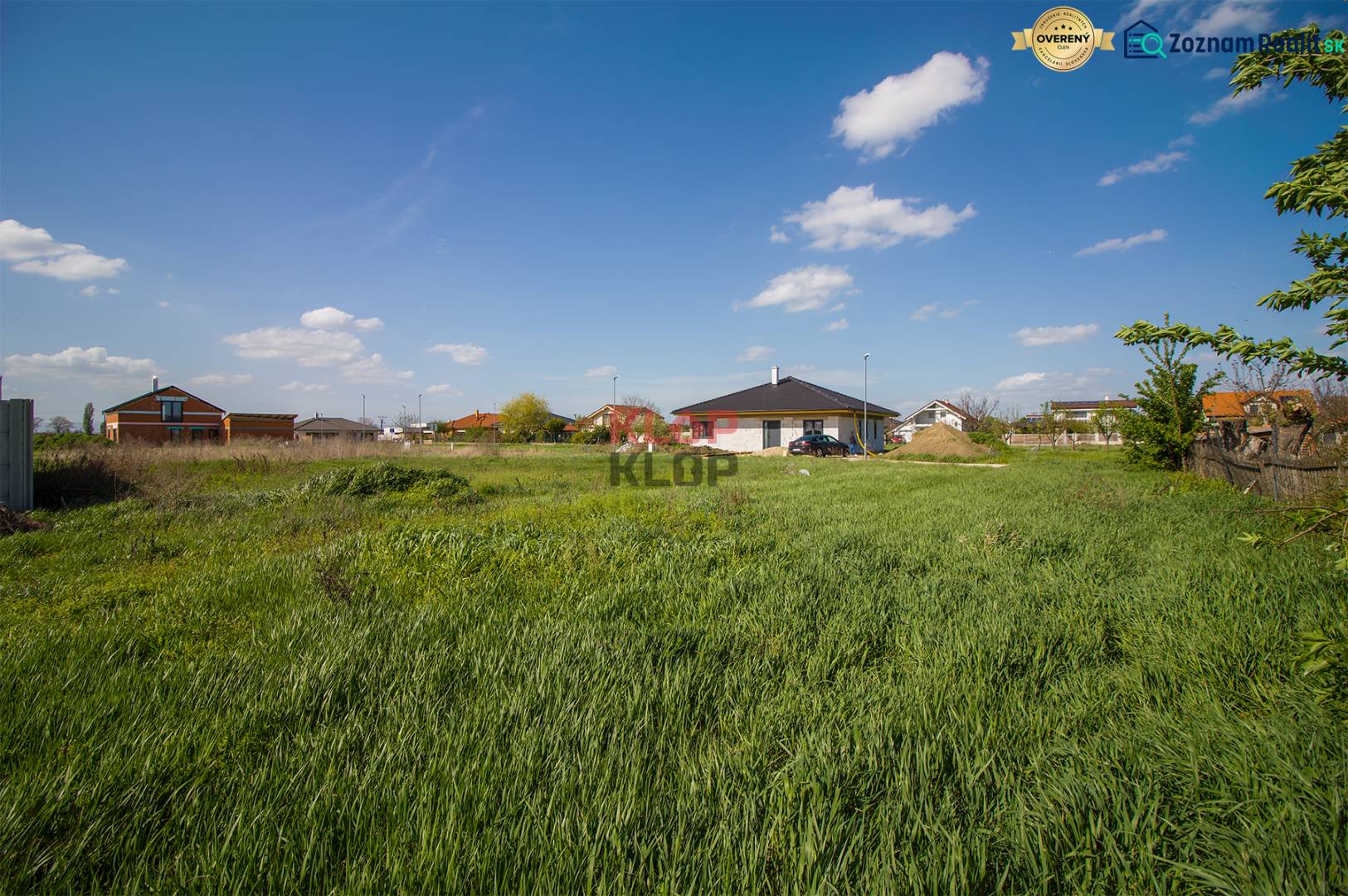 Kúpte si SVETLÝ, TICHÝ stavebný pozemok s IS a OPTIMÁLNOU ROZLOHOU