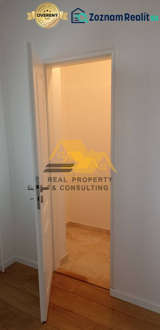 2 szobás lakás belső tere nyitott ajtókkal és fa dekorációjú padlóval.