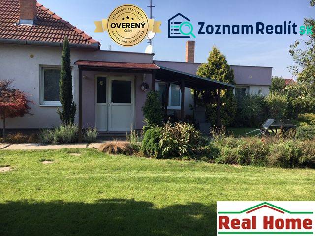 Családi ház Feketevízen, gondozott kerttel és fedett terasszal.