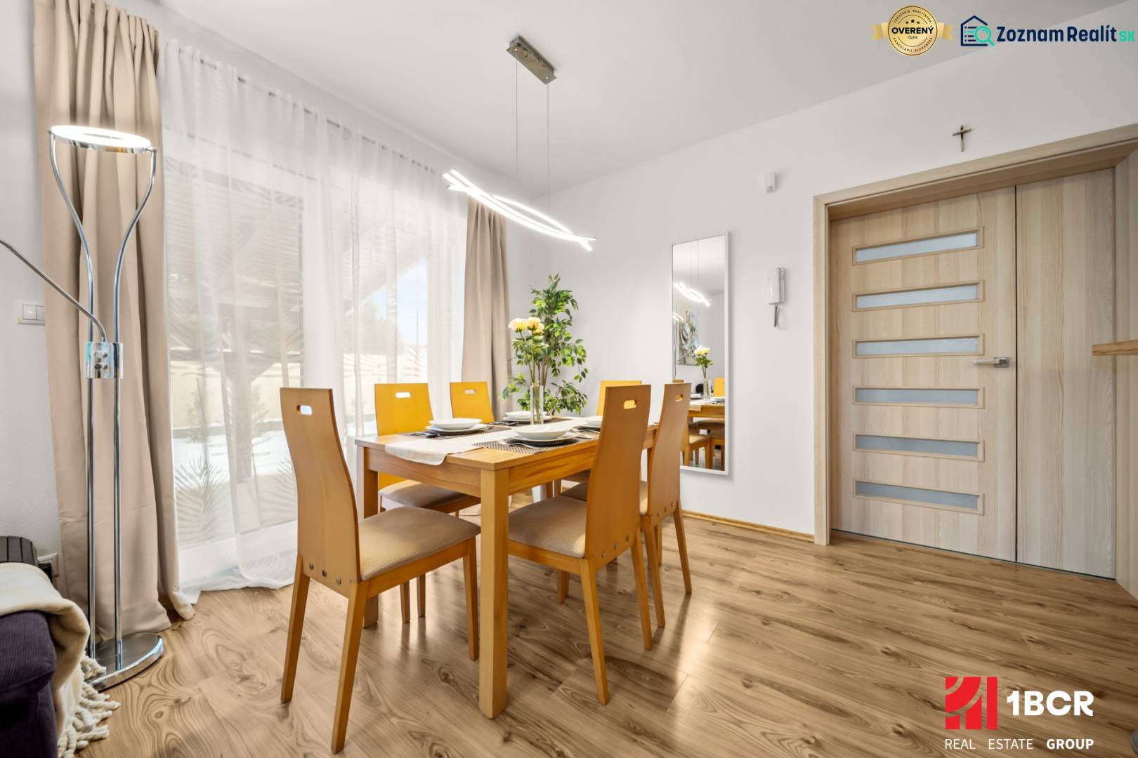 Ebédlő faasztallal és fa dekorációjú padlóval egy családi házban.