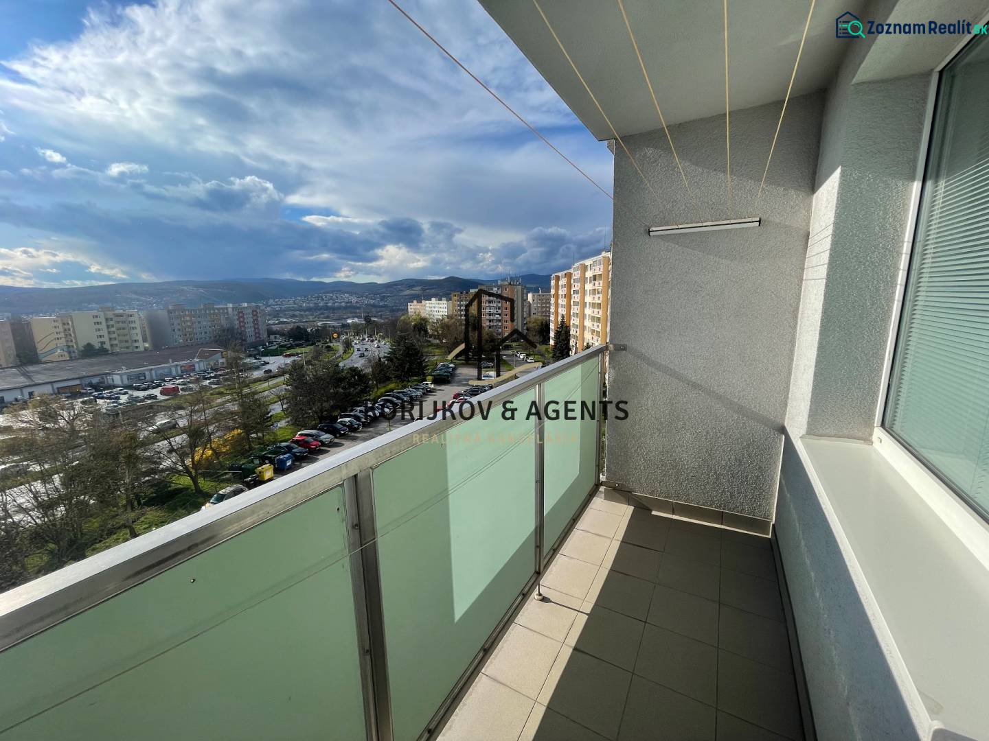 Kilátás egy háromszobás lakás erkélyéről a Fábryho utcában, Kassán, Dargovských hrdinov városrészben.