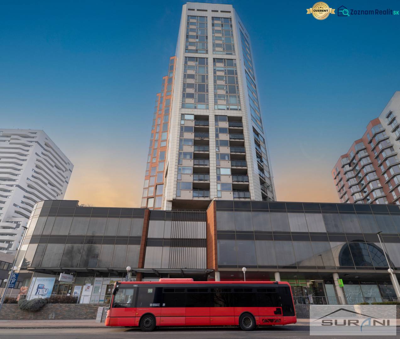 Egy lakóház a pozsonyi Kopčianska utcában, előtte egy piros busszal.