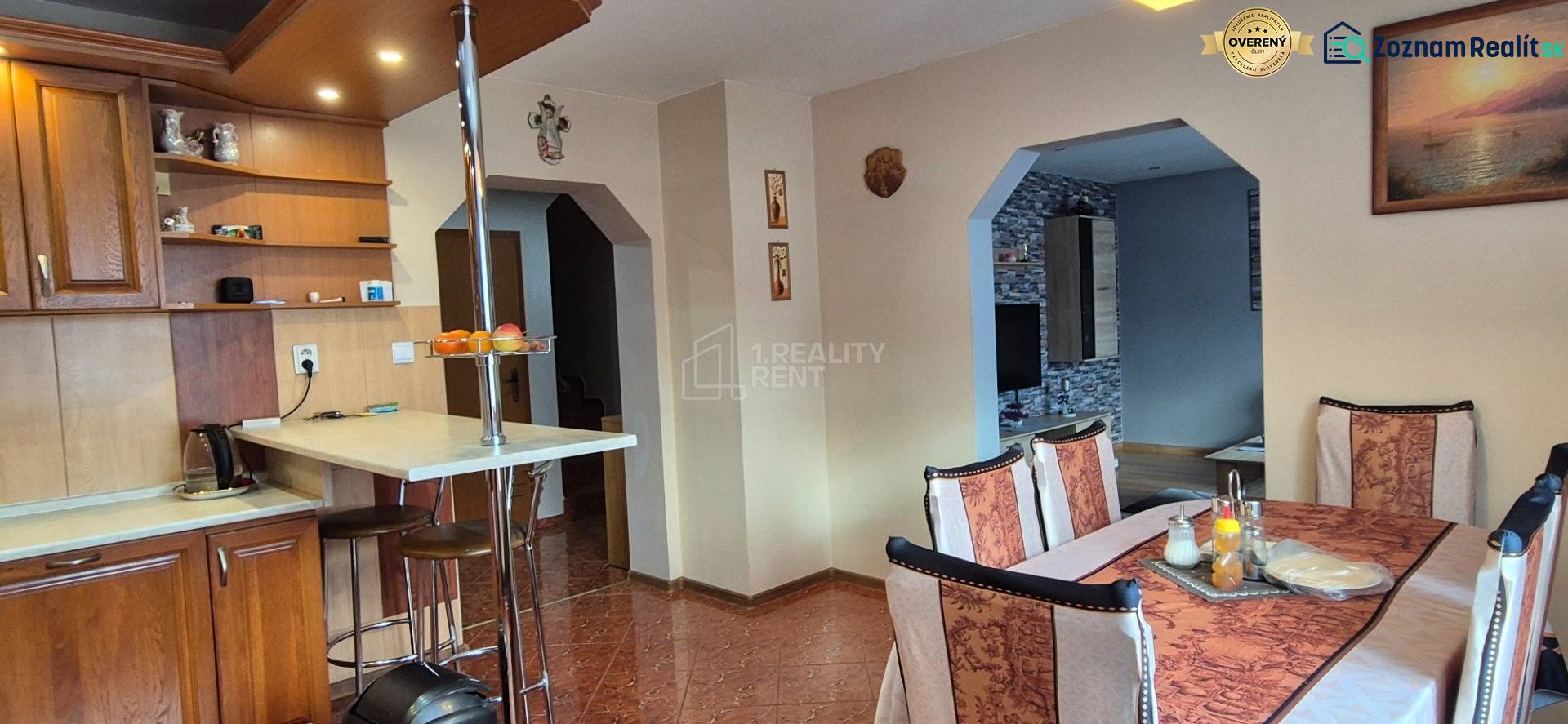 Ebédlő egy családi házban fa elemekkel, asztallal és székekkel, világos belső tér.