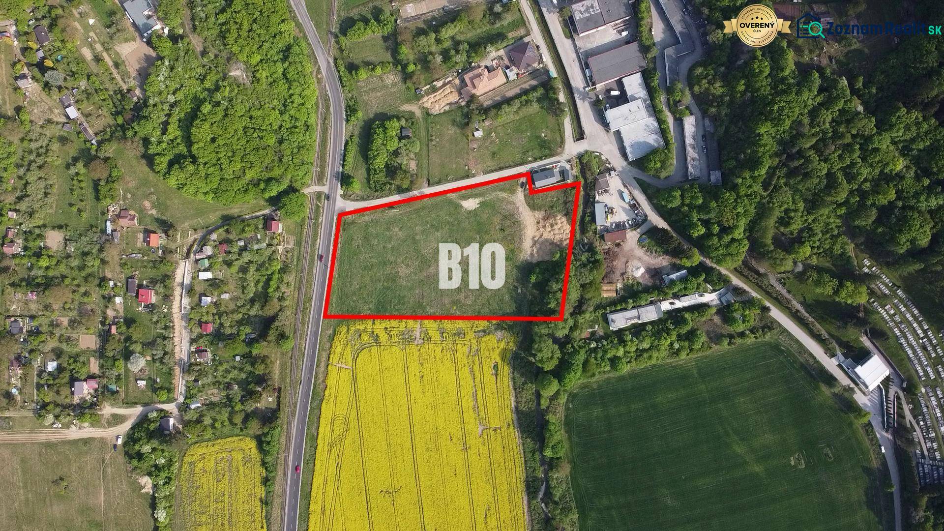 Légi felvétel a zölddel körülvett építési telkekről Trencsénteplicen.