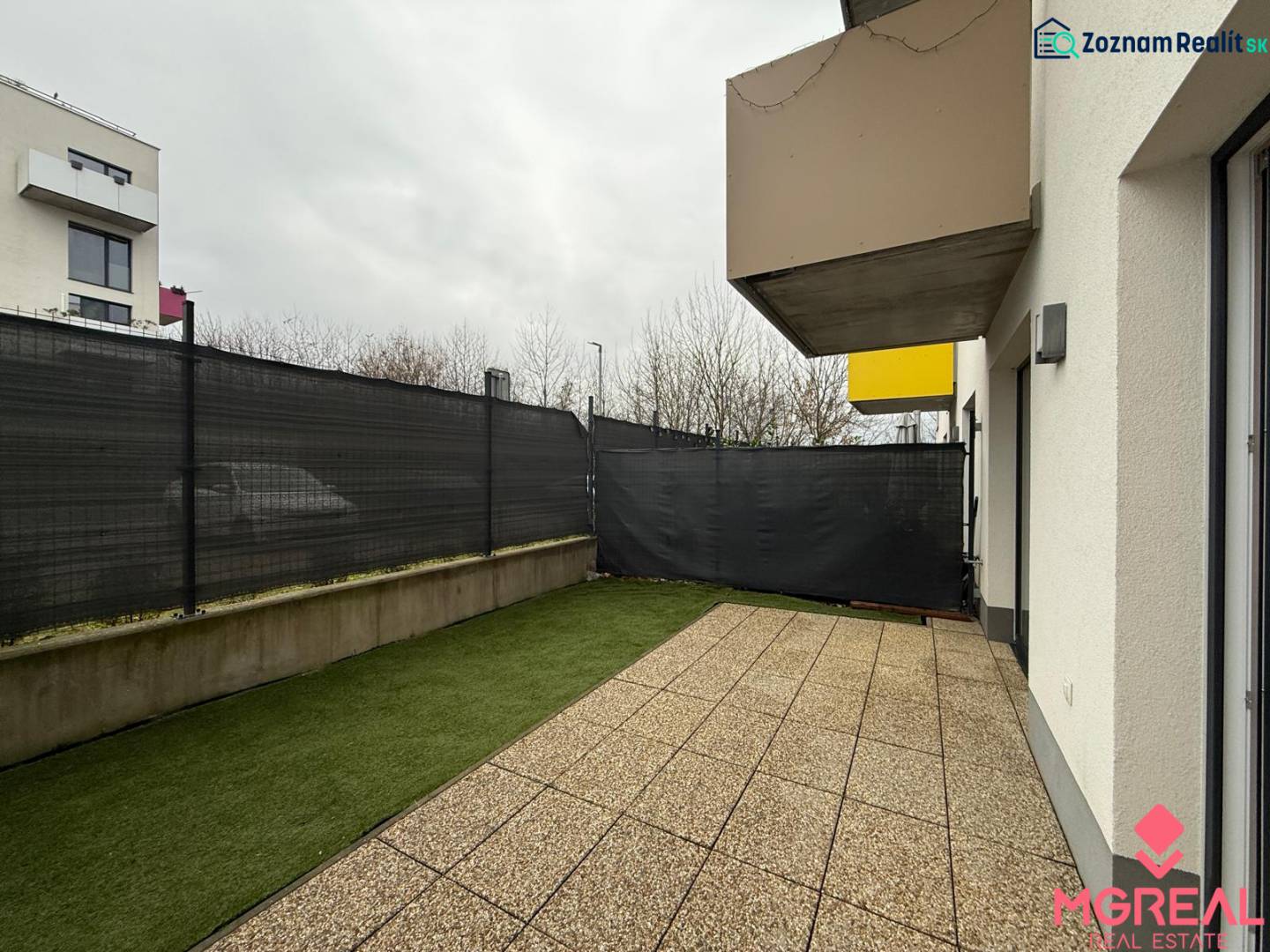 Erkély egy 2 szobás lakásnál a Hornostavska utcában, Nyitrán, kilátással a szomszédos épületekre.