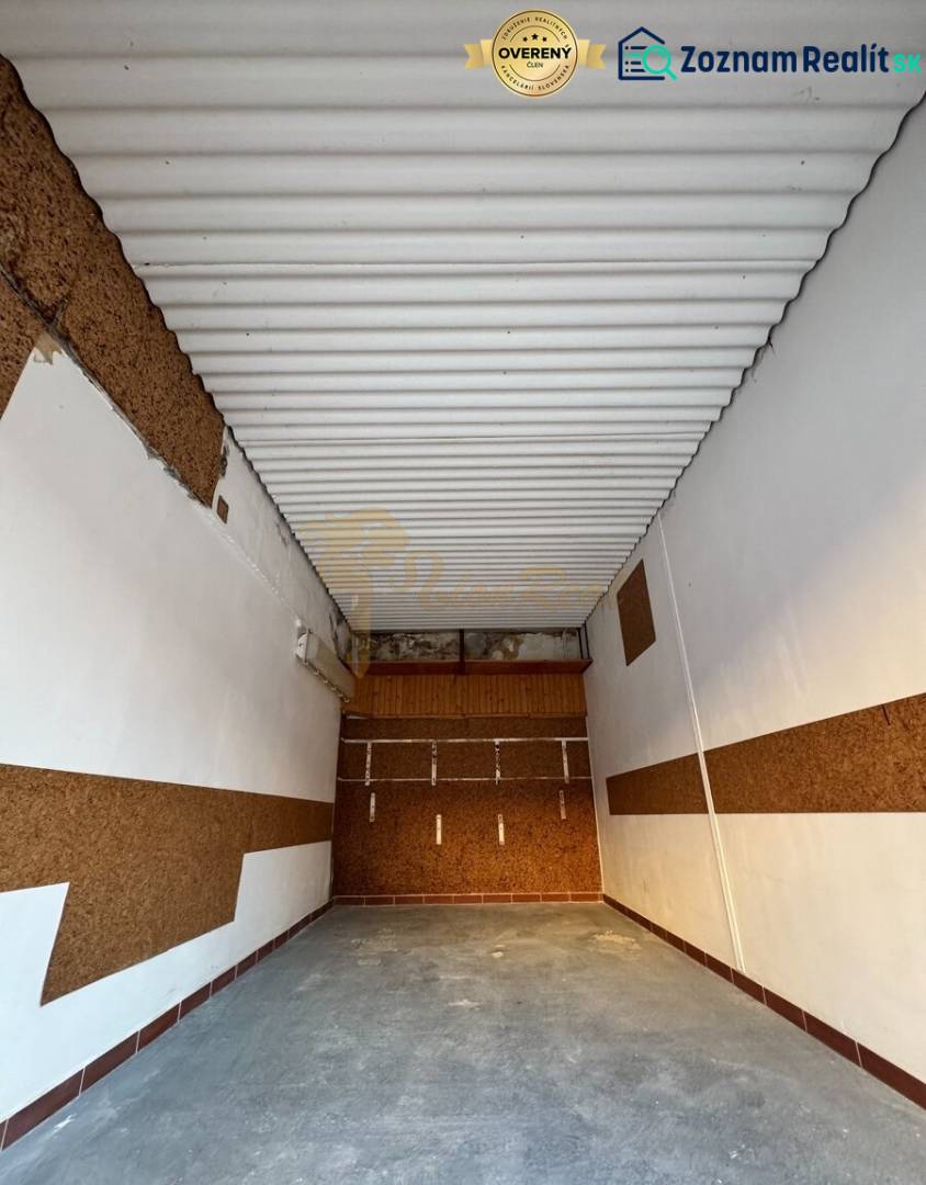 Garázs belső tér fehér mennyezettel és barna falakkal a Bebravská, Pozsony - Vrakuňa területen.