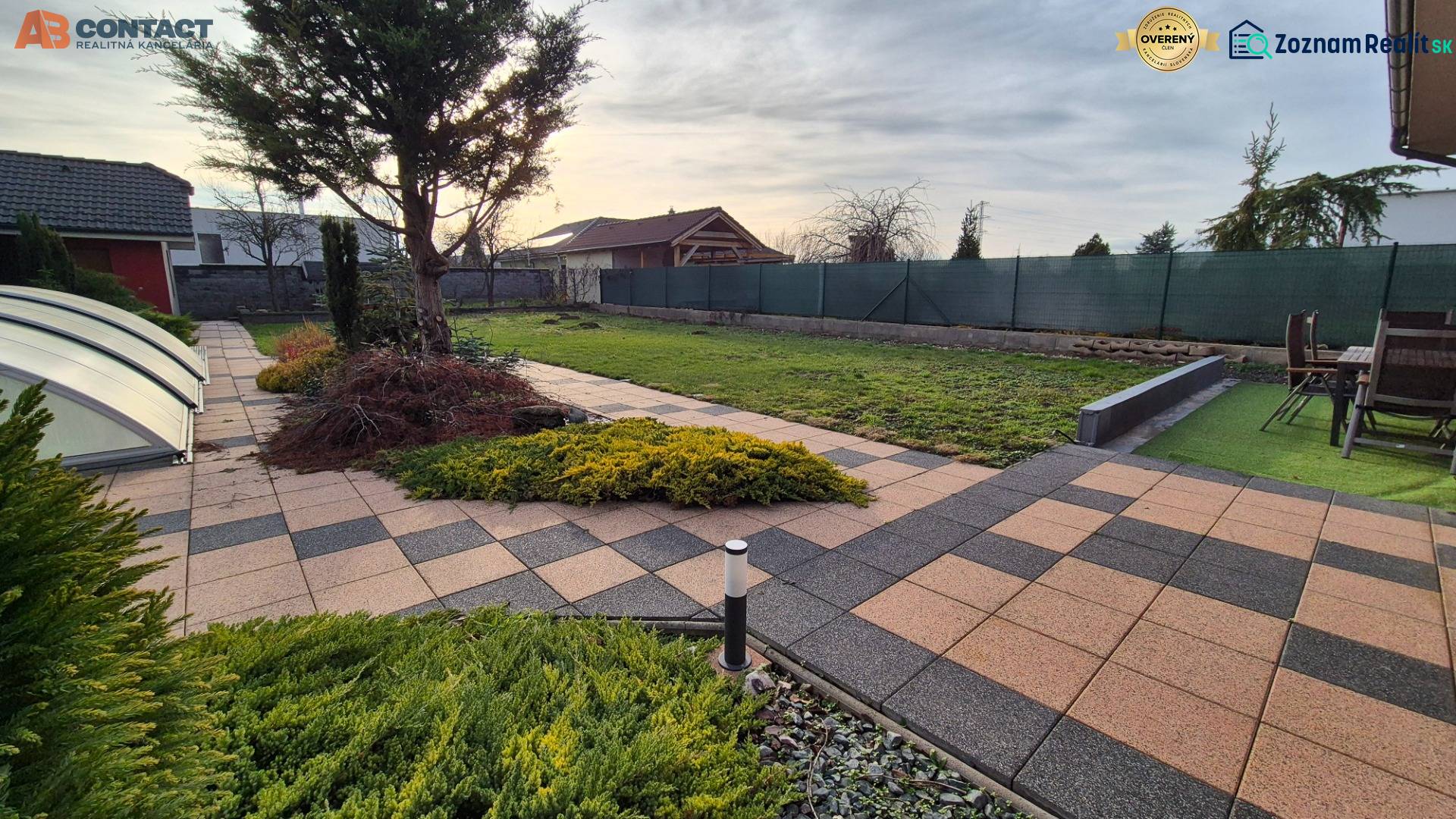 Kert a családi ház mellett a Veterná utcában, Krakovanyban, térkövezett és teraszos.