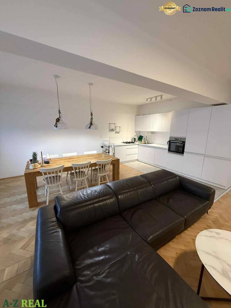 Konyha kanapéval és étkezőasztallal, fa dekorációjú padló, 4 szobás lakás.