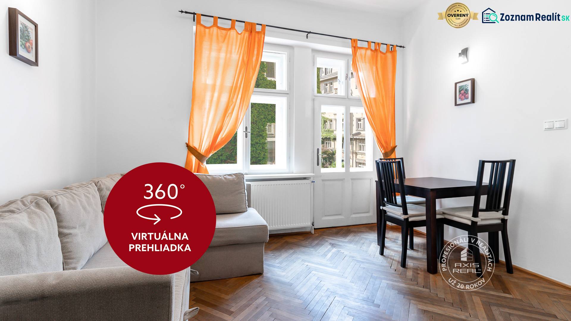 Nappali narancssárga függönyökkel, kanapéval és étkezőasztallal egy kétszobás lakásban.