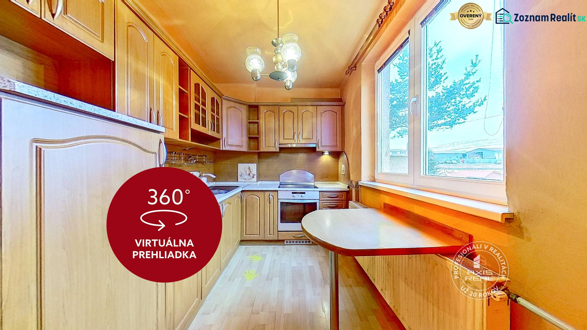 Konyha egy háromszobás lakásban, fa dekorációval és kilátással az ablakból.