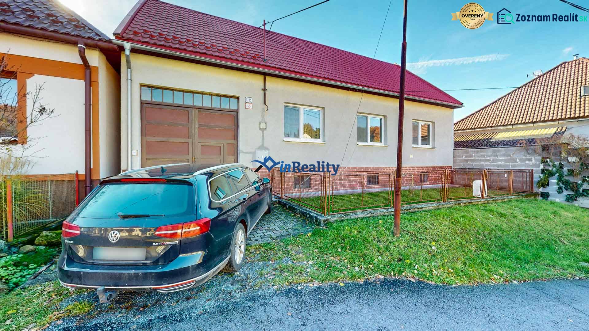 Családi ház Lieskovecben tágas garázzsal és autóval a szilárd burkolatú területen.